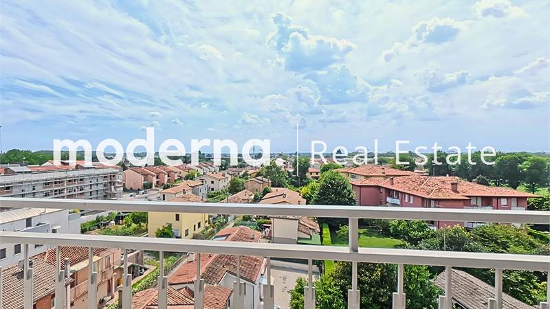 Spazioso attico con terrazza panoramica a Treviso: perfetto per famiglie e per smart working