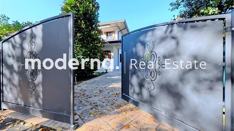 VILLA BIFAMILIARE 4 CAMERE IN ZONA CENTRALISSIMA