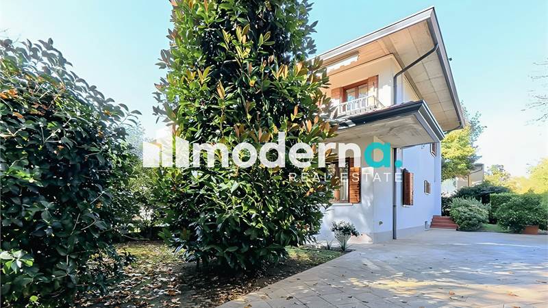 VILLA BIFAMILIARE 4 CAMERE IN ZONA CENTRALISSIMA